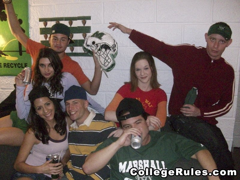 College-Twister-Party führt zu einer betrunkenen Orgie
 #75731327