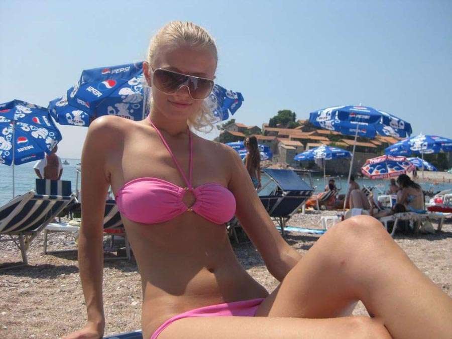 Splendida giovane bionda che indossa bikini sexy in spiaggia
 #71535778