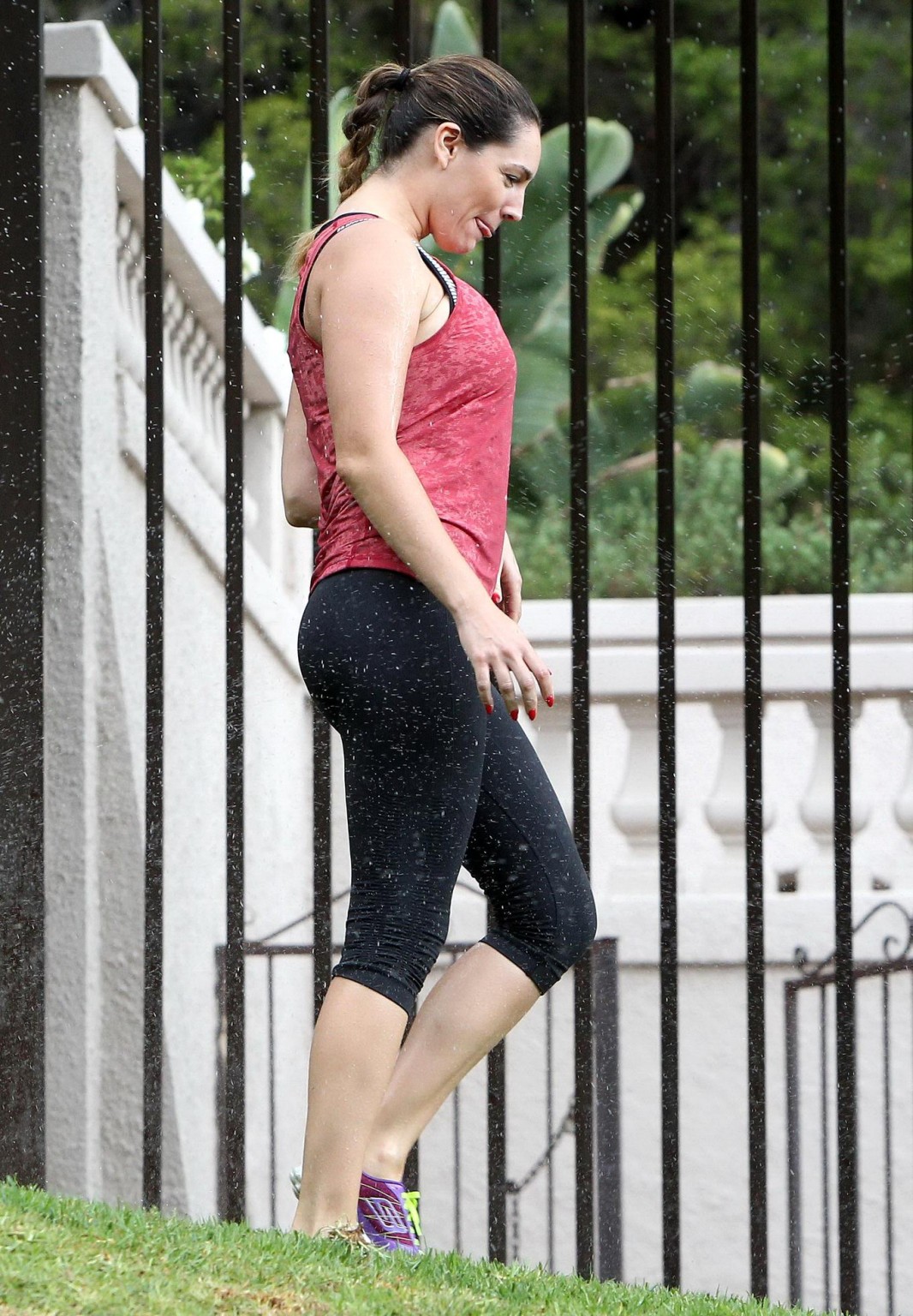 Kelly brook mojandose y mostrando el trasero en mallas despues de un entrenamiento en la
 #75180735