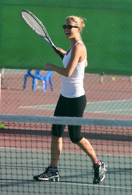 Bar refaeli mostrando su cuerpo caliente de fumar
 #75381415