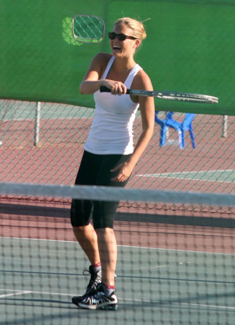 Bar refaeli mostrando su cuerpo caliente de fumar
 #75381424