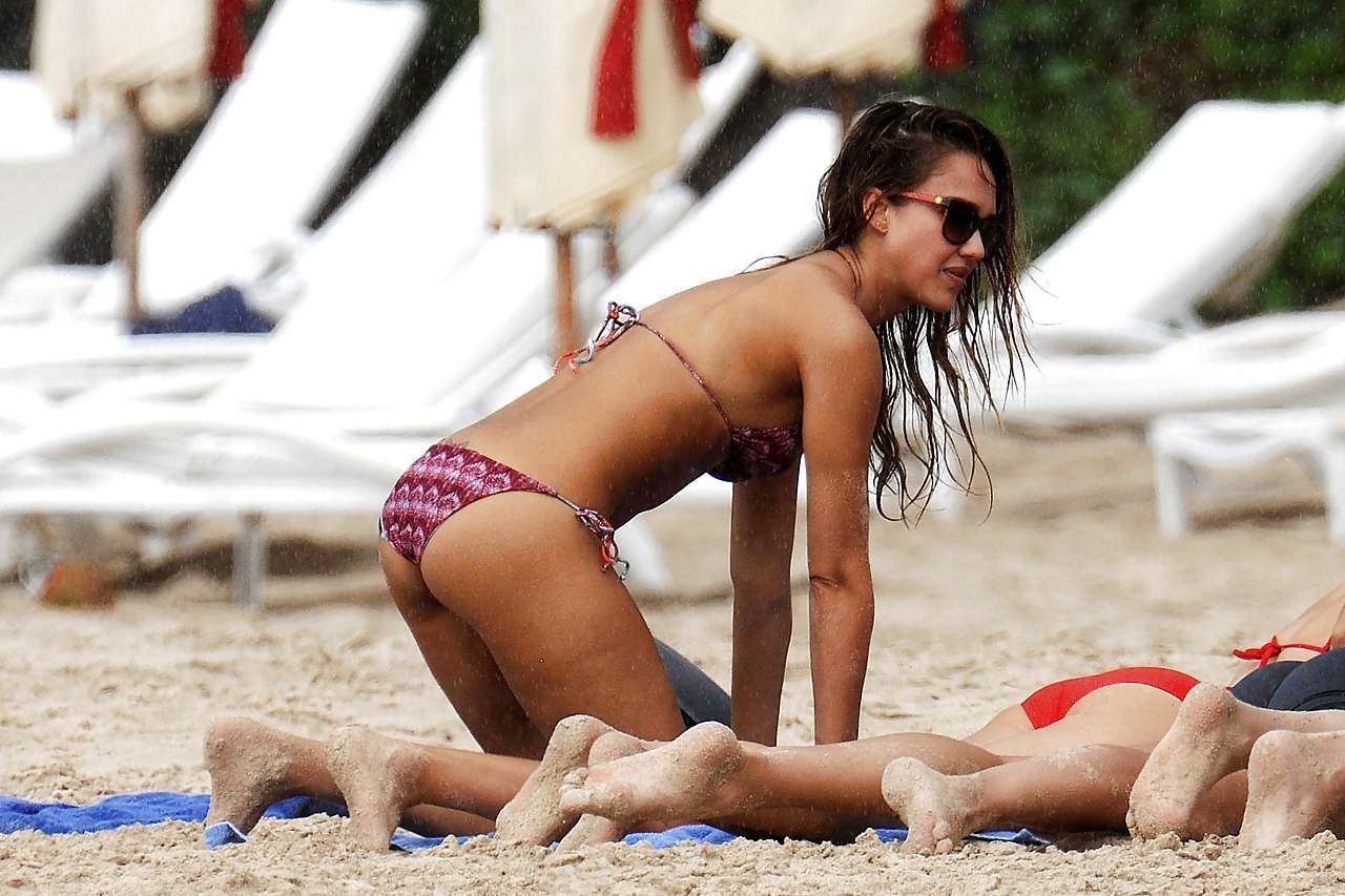 Jessica alba en bikini rose sur la plage, sexy et sexy.
 #75227264