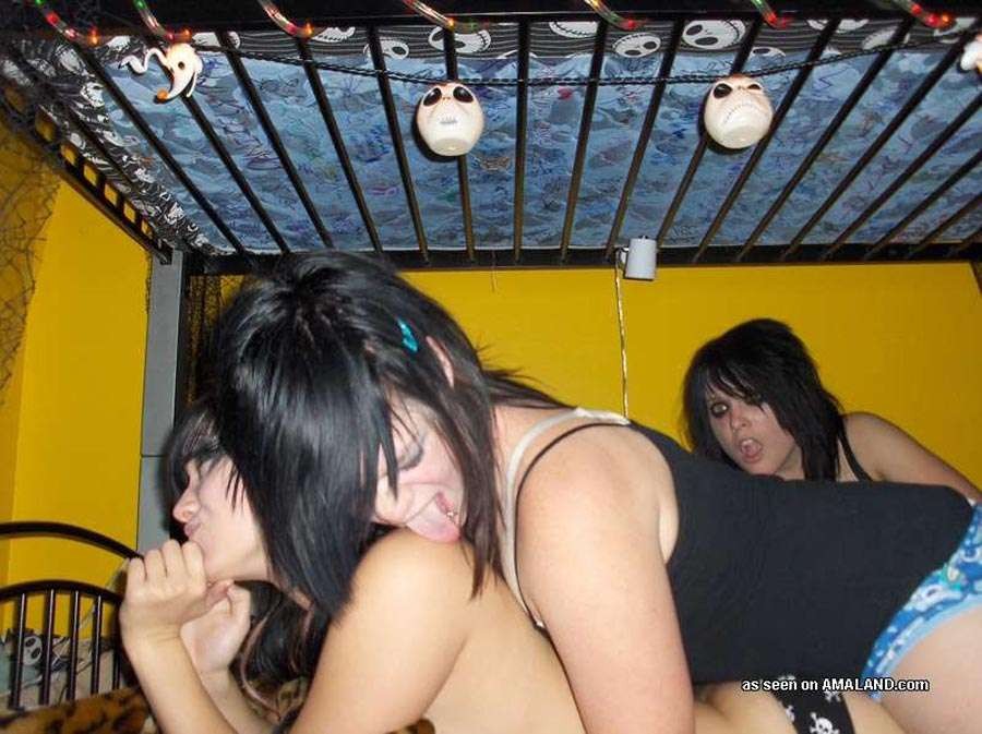 Fotoserie von einer perversen lesbischen Übernachtung
 #67316369