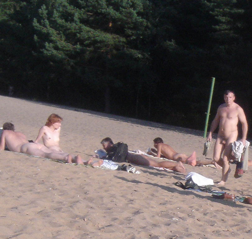 Una diosa desnuda de pechos firmes posa en una playa nudista
 #72254020