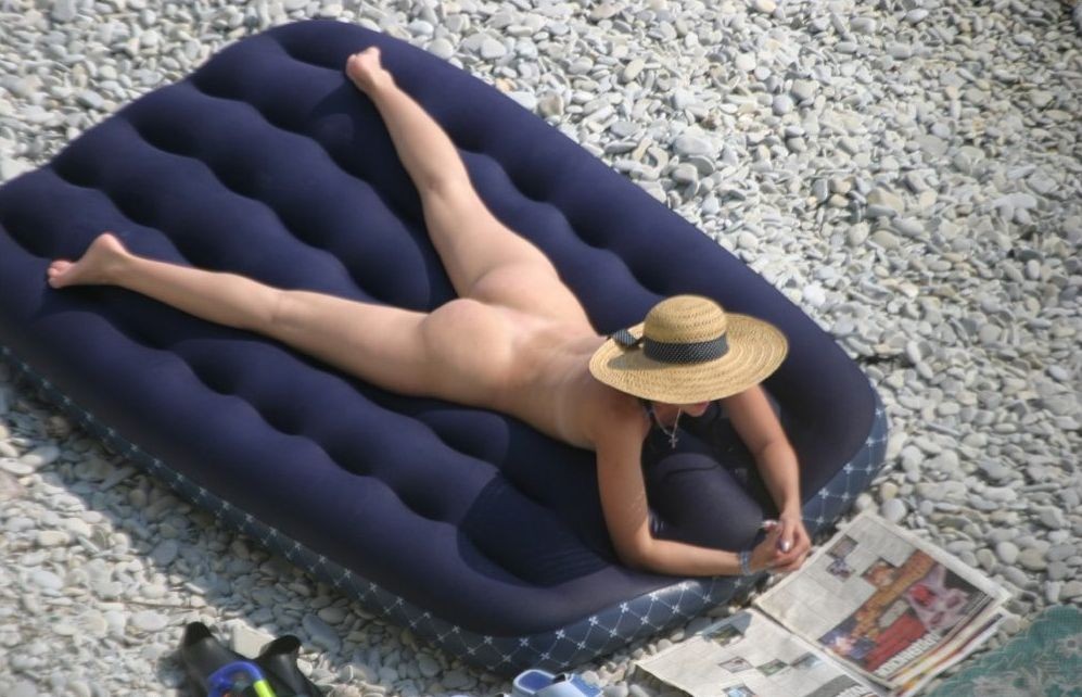 Dea nuda dal seno vivace posa su una spiaggia nuda
 #72254044
