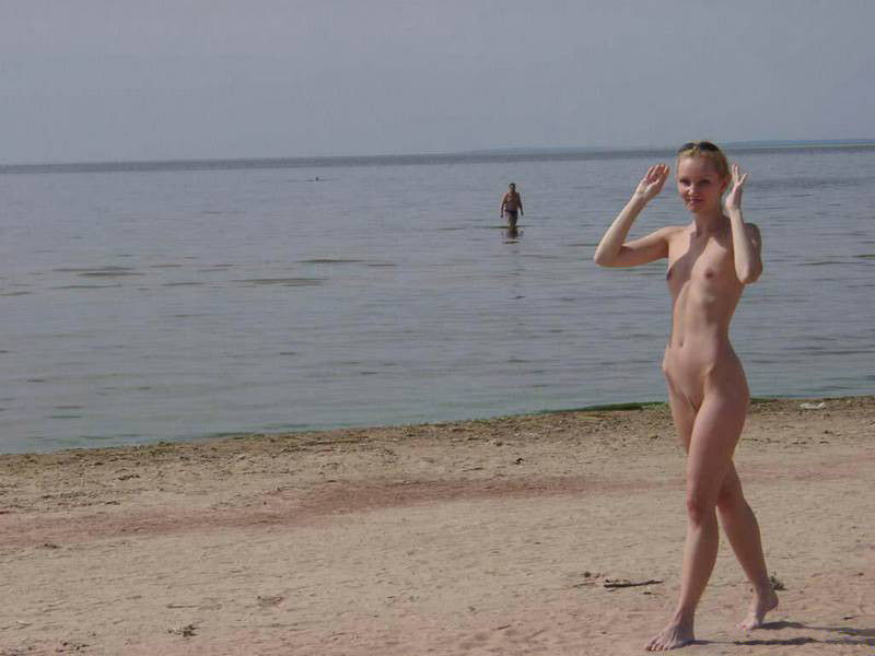 Una diosa desnuda de pechos firmes posa en una playa nudista
 #72254096