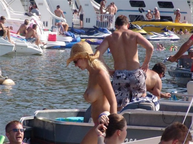 Dea nuda dal seno vivace posa su una spiaggia nuda
 #72254127