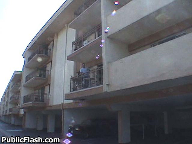 Gros seins rebondis exhibés pour des voisins heureux en plein air sur le balcon.
 #78921169