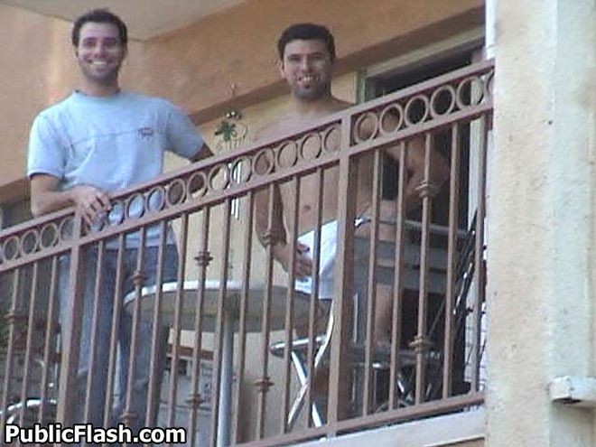 Gros seins rebondis exhibés pour des voisins heureux en plein air sur le balcon.
 #78921212