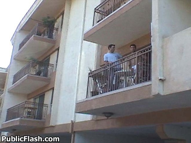 Gros seins rebondis exhibés pour des voisins heureux en plein air sur le balcon.
 #78921223