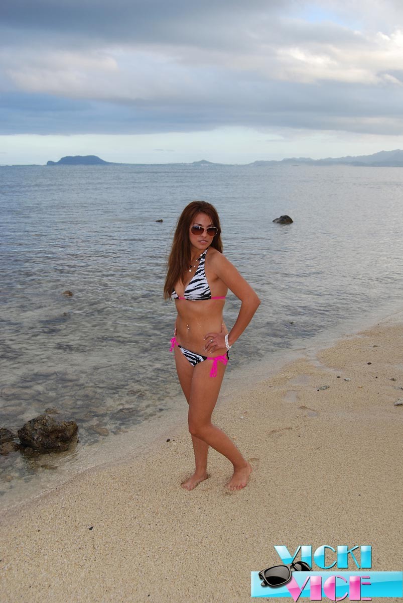 Foto di vacanza candida di ragazza in bikini in spiaggia
 #73168619