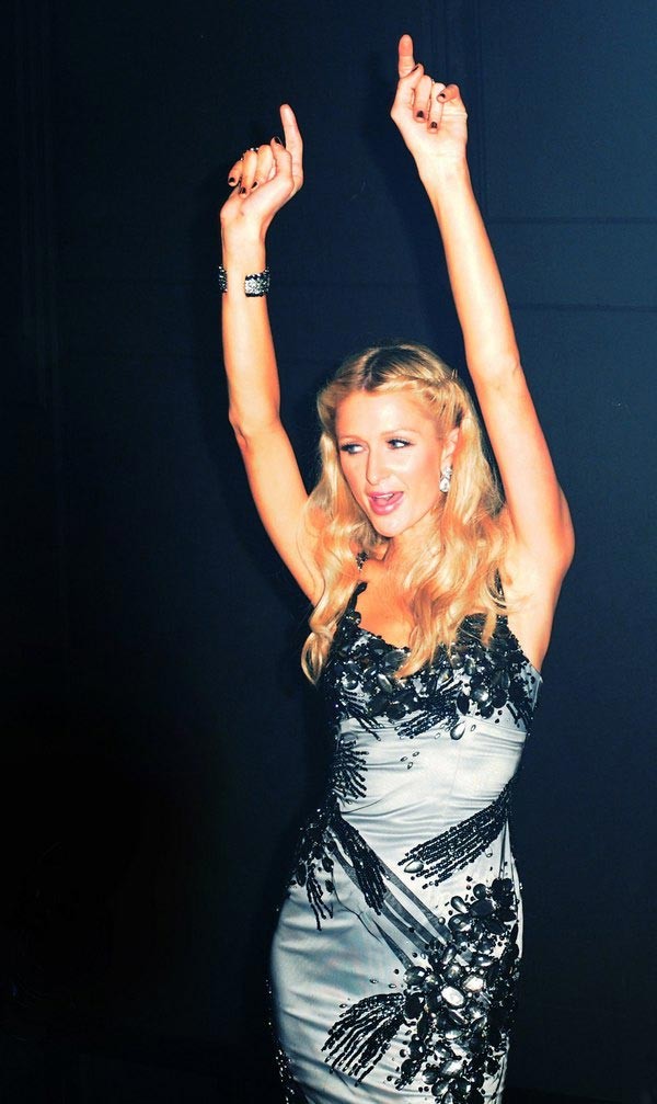 Paris Hilton montrant des seins magiques dans un bikini mouillé
 #75390887