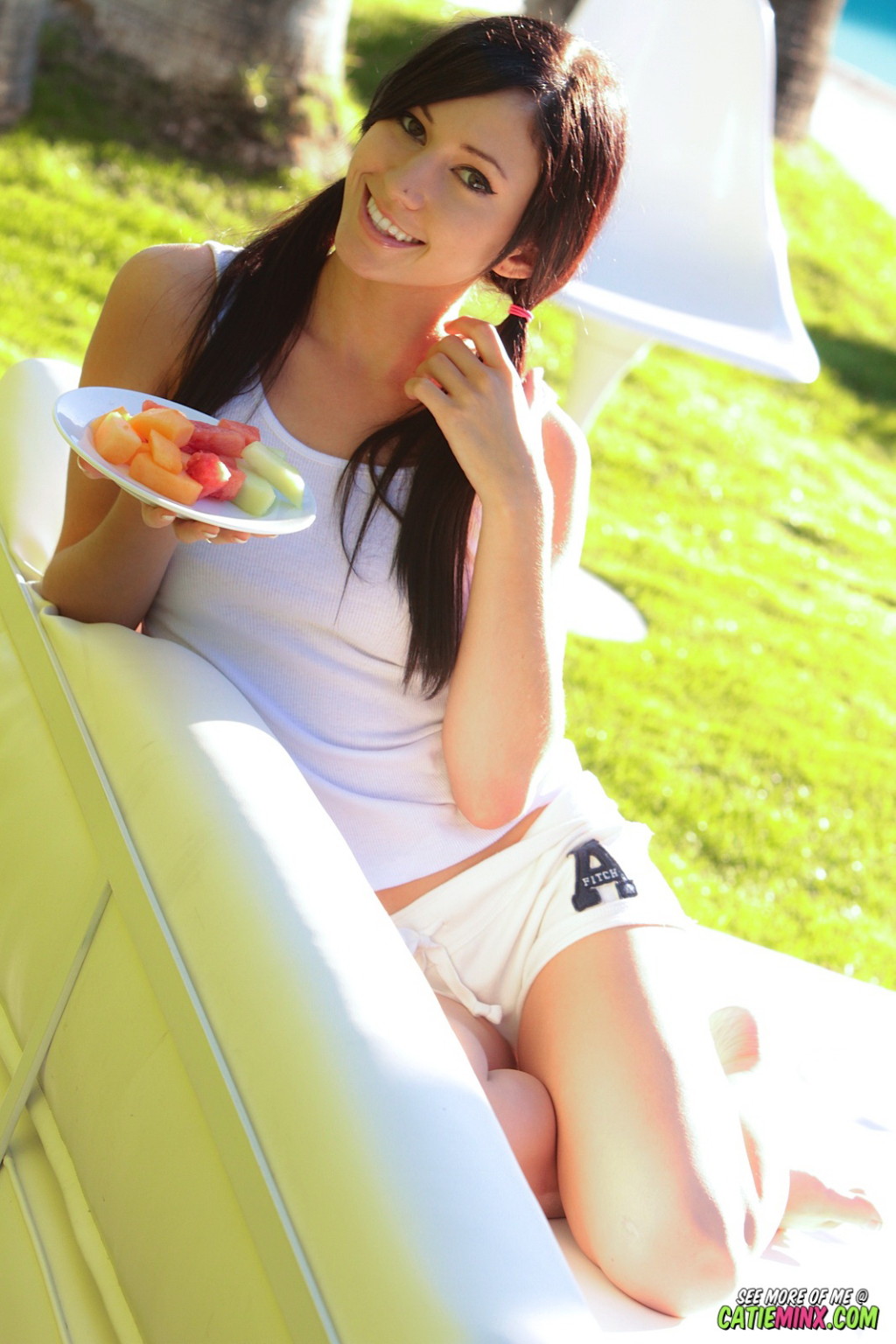 Catie Minx, una joven cachonda, se frota el coño con fruta al aire libre
 #67960944
