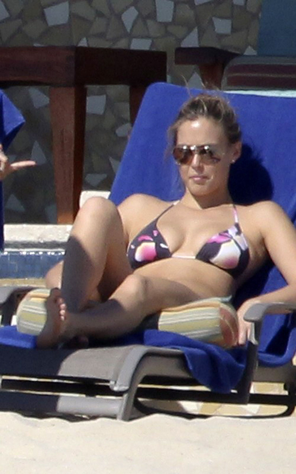 Bar Refaeli entblößt ihren sexy Körper und heißen Arsch im Bikini am Pool
 #75322344