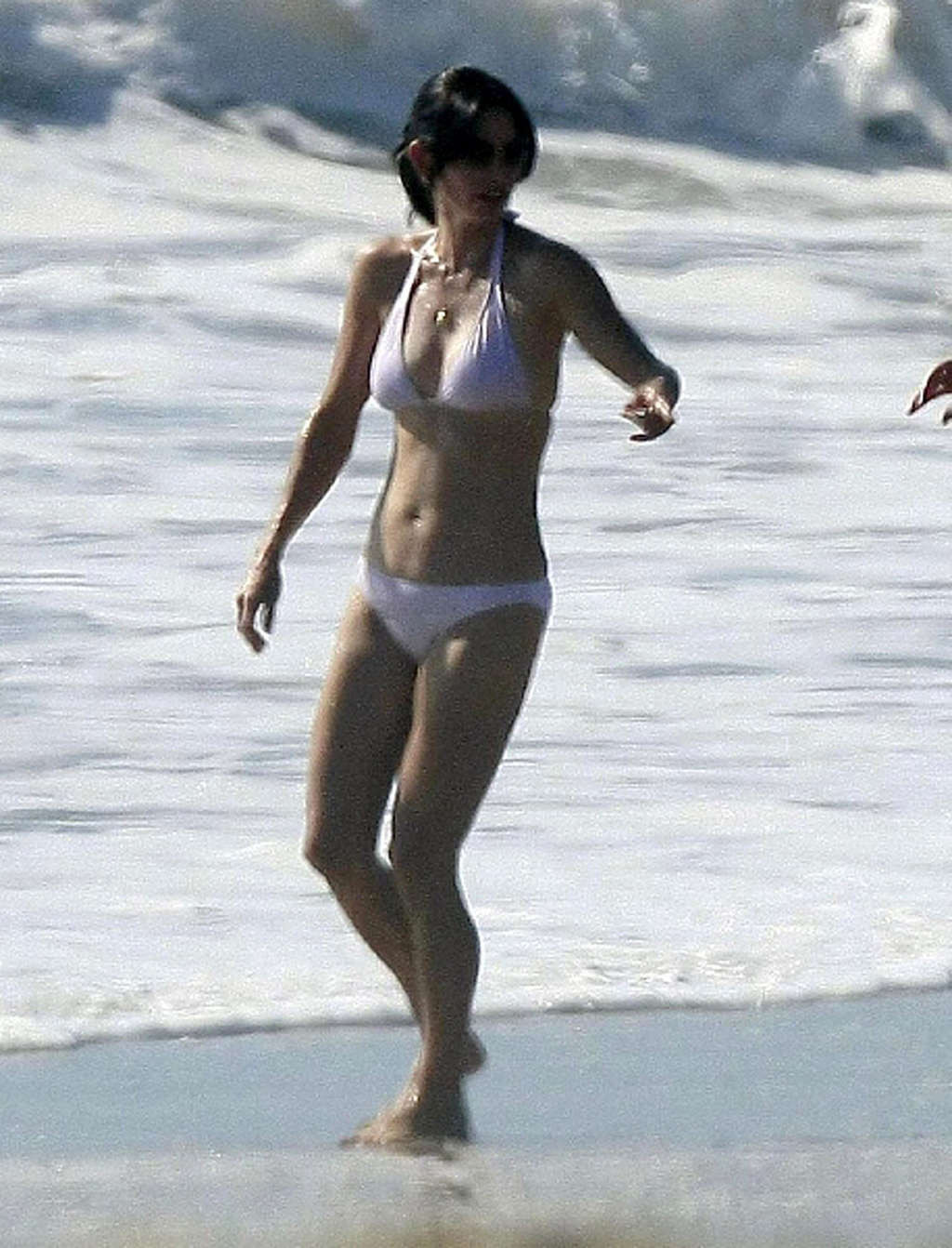 Courteney Cox showing hot ass and sexy body in bikini on beach #75372386