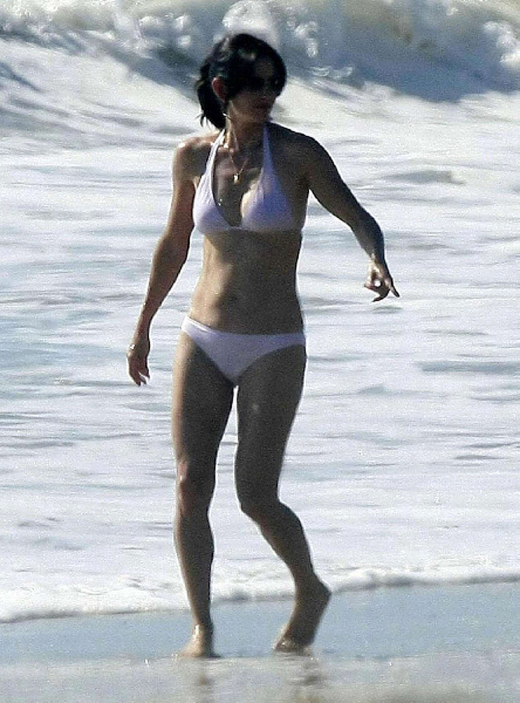 Courteney Cox showing hot ass and sexy body in bikini on beach #75372392