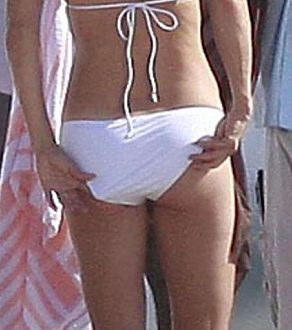 Courteney Cox showing hot ass and sexy body in bikini on beach #75372468