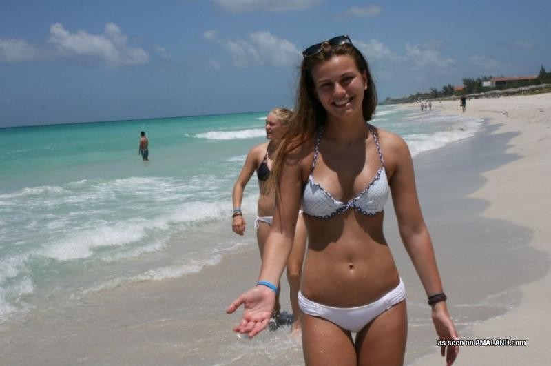 Selezione di ragazze bionde in bikini che si godono la spiaggia
 #76132732