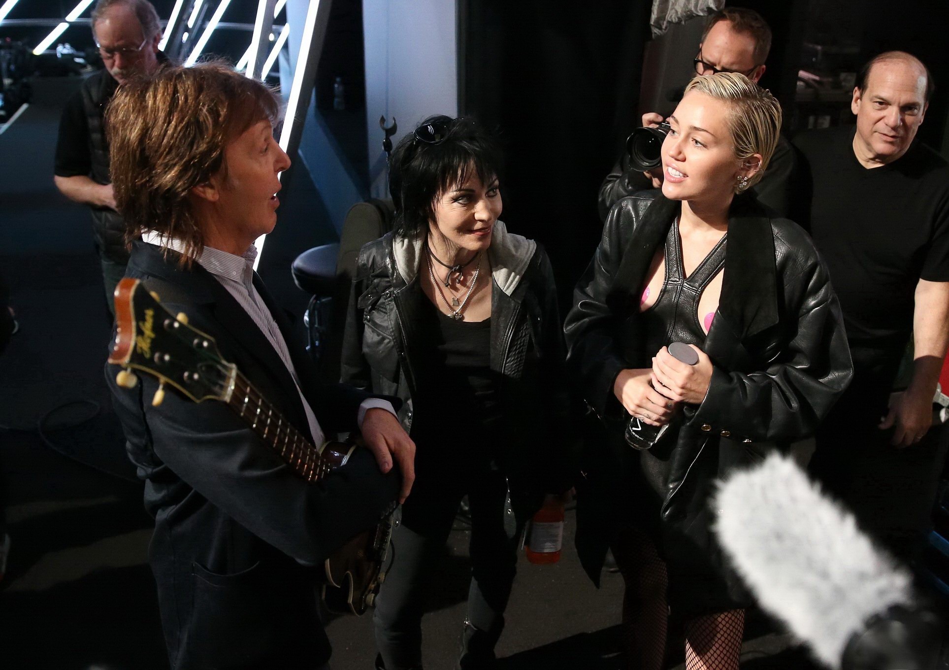 Miley cyrus indossando pasties al 30 ° annuale rock and roll hall of fame induct
 #75166283