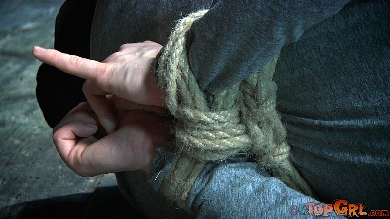 シビル・ホーソーンは様々なロープで縛られていて、逃げることができない
 #71984919