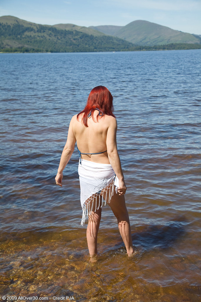 Pelirroja madura en bikini en el lago
 #73168327