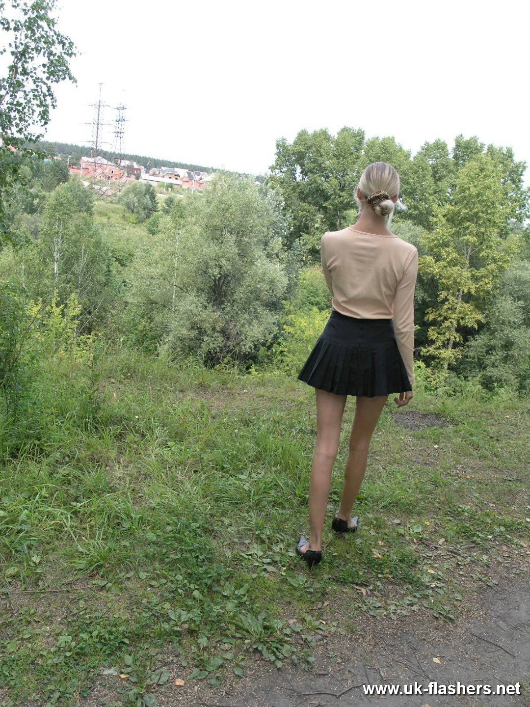 Jolie blonde aux longues jambes, exhibitionniste amateur, s'exhibant en plein air.
 #67226911