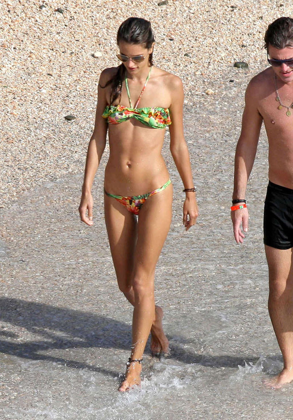 Alessandra ambrosio montrant son corps sexy et chaud en bikini sur la plage
 #75368046