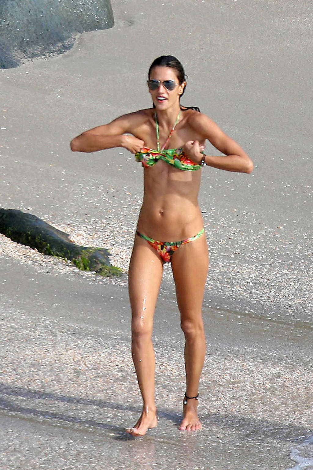 Alessandra ambrosio zeigt sexy und heißen Körper im Bikini am Strand
 #75368051