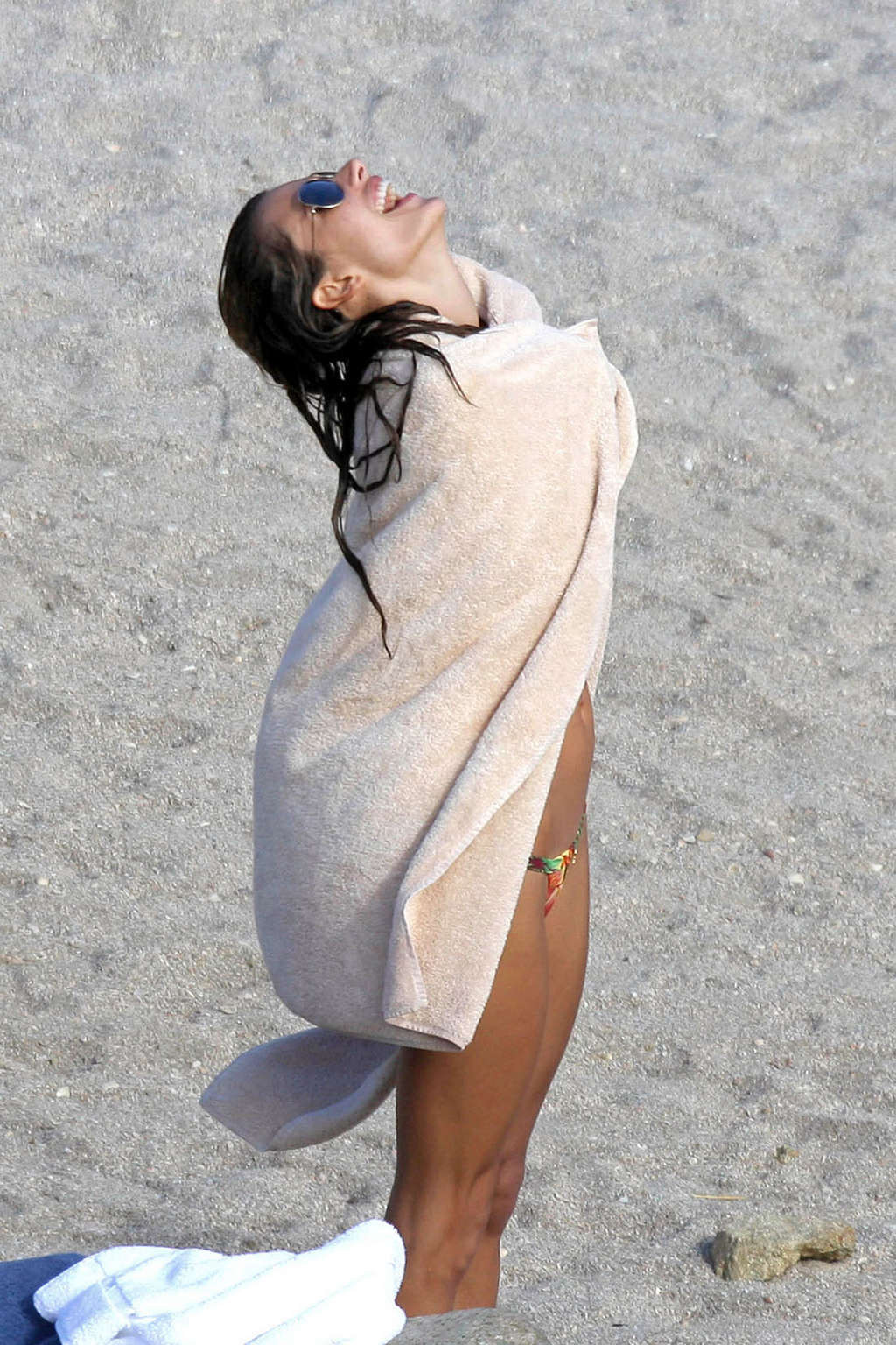 Alessandra ambrosio zeigt sexy und heißen Körper im Bikini am Strand
 #75368082