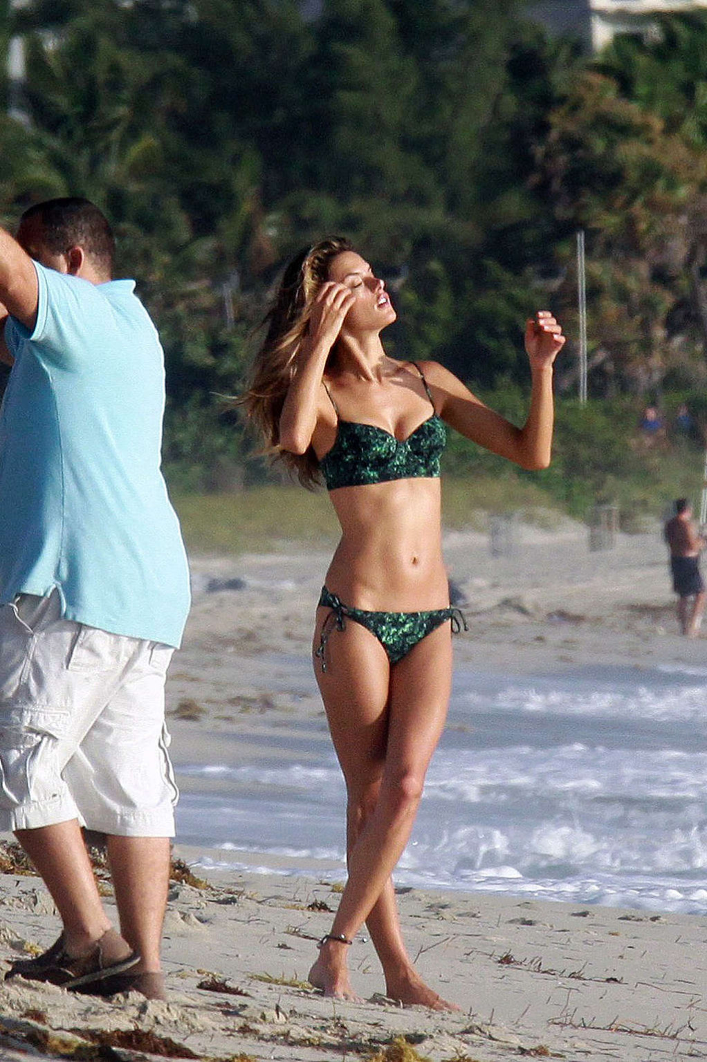 Alessandra ambrosio zeigt sexy und heißen Körper im Bikini am Strand
 #75368110