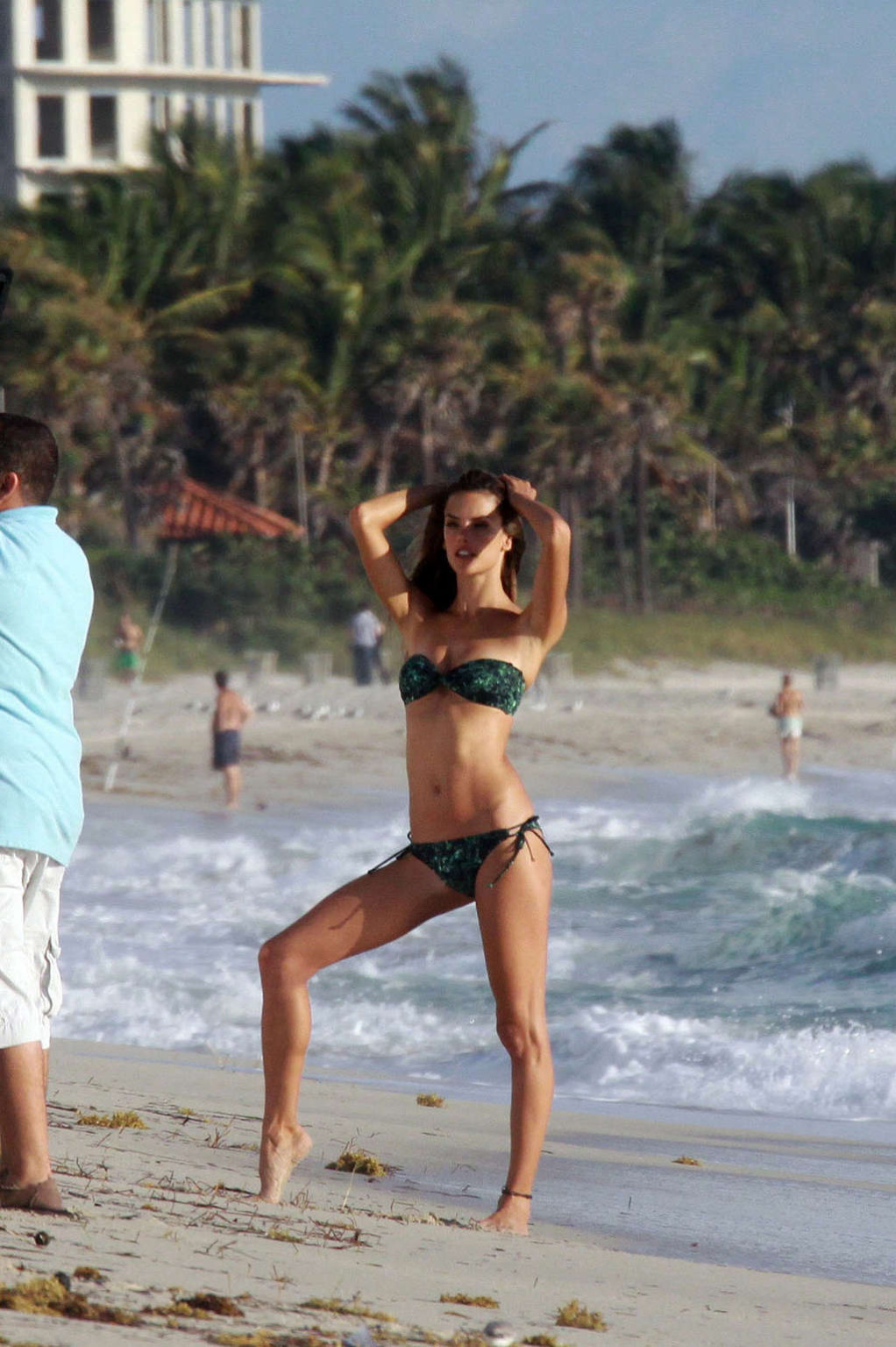 Alessandra ambrosio zeigt sexy und heißen Körper im Bikini am Strand
 #75368117