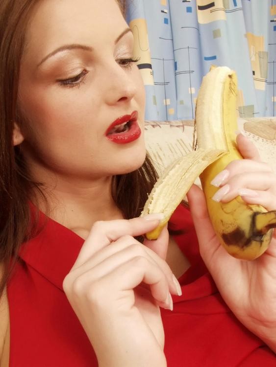 Sandra shine engloutit une banane dans son collant
 #77466446