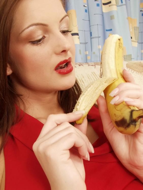 Sandra shine verschlingt eine Banane in ihrer Strumpfhose
 #77466446