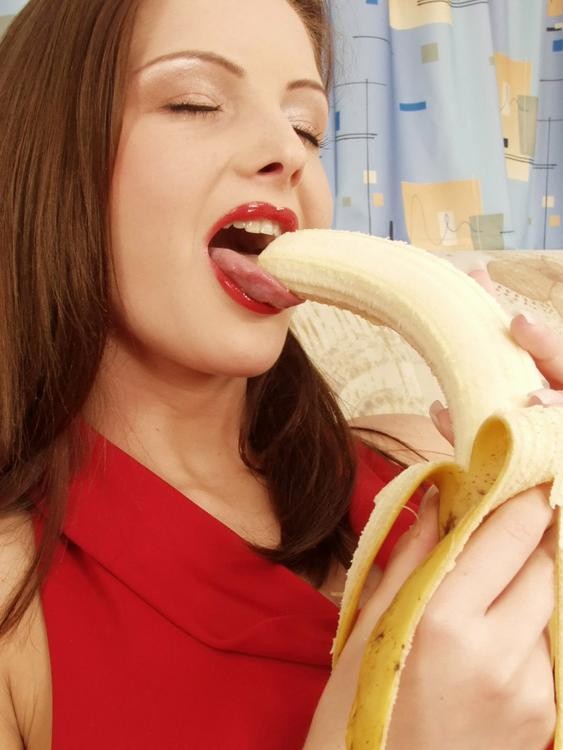 Sandra shine verschlingt eine Banane in ihrer Strumpfhose
 #77466450