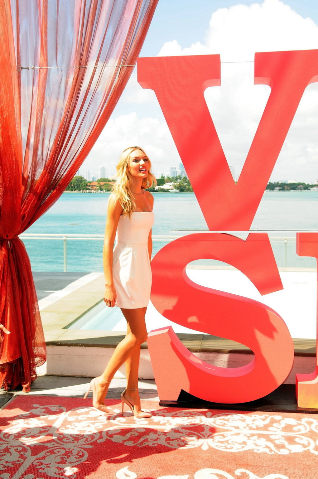 Candice swanepoel mostrando hermosas curvas en vestido blanco corto sin tirantes en vs
 #75272649