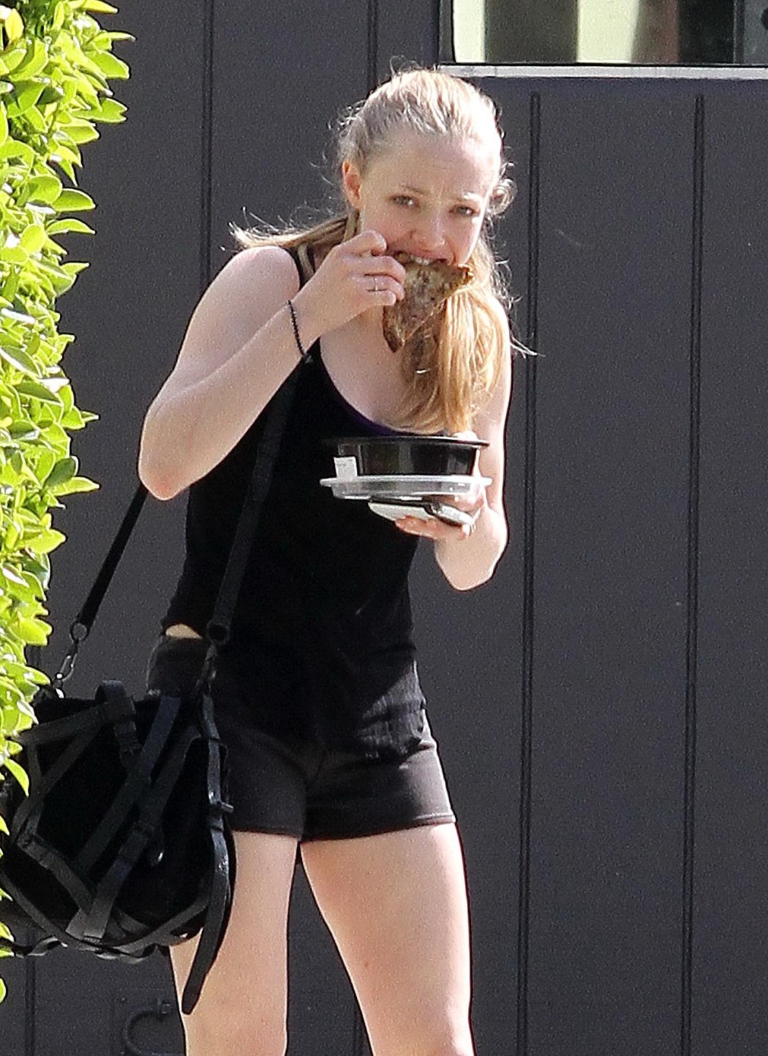 Amanda seyfried mostra il suo culo in pantaloncini lasciando la palestra a Hollywood #75312676