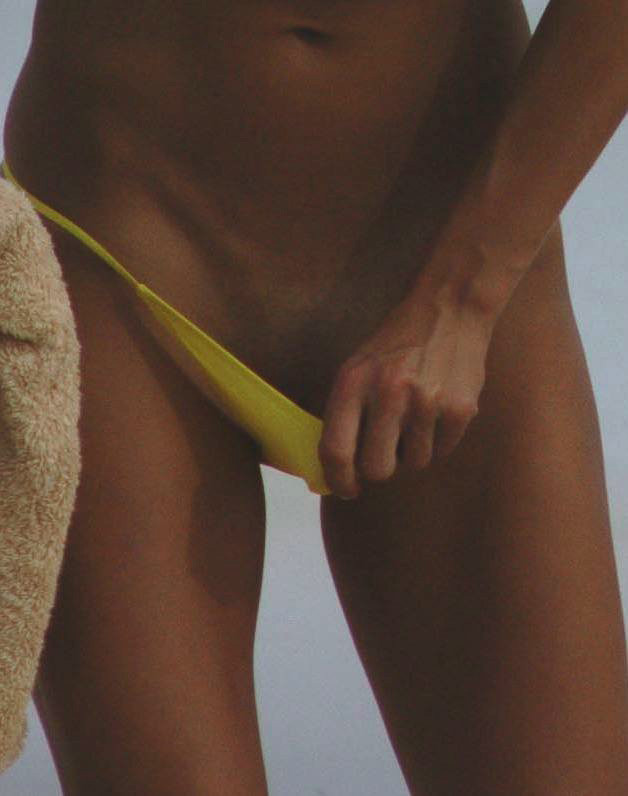 Anna Kournikova prend un bain de soleil, seins nus et buisson poilu
 #75393290