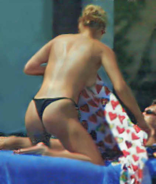 Anna kournikova tomando el sol en topless y con el arbusto peludo
 #75393303