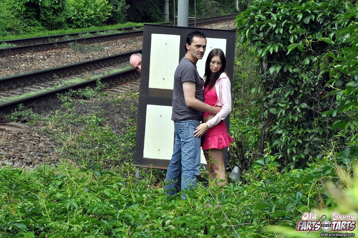 Pareja siendo observada por un pervertido mientras follan cerca de un tren
 #78607741