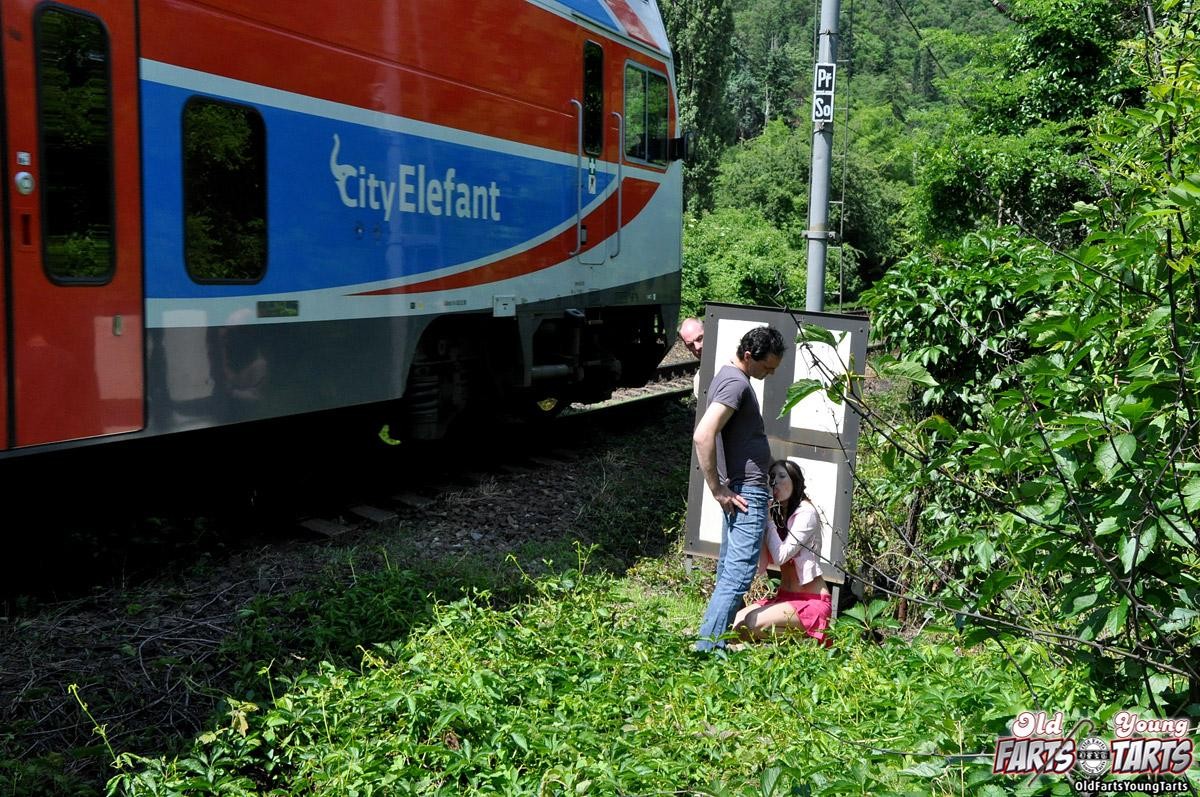 Pareja siendo observada por un pervertido mientras follan cerca de un tren
 #78607753