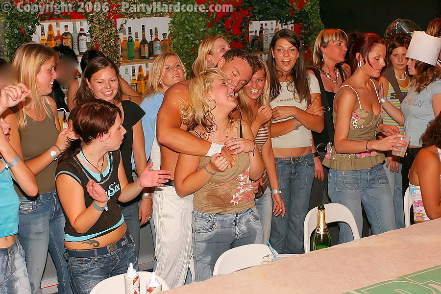 Strip-teaseurs dansant pour des ménagères en chaleur
 #74140134