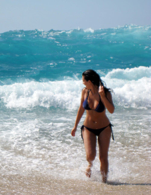 Kim kardashian posando sexy en bikini y upskirt paparazzi pics
 #75415678