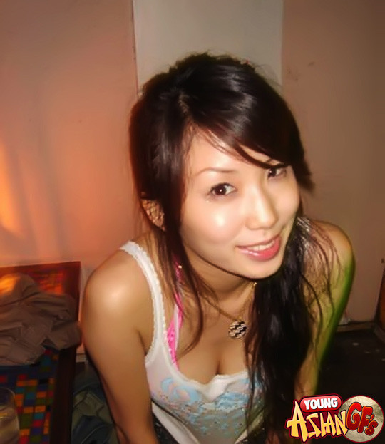バスルームでポーズをとるアジアのティーンのガールフレンド
 #67218409