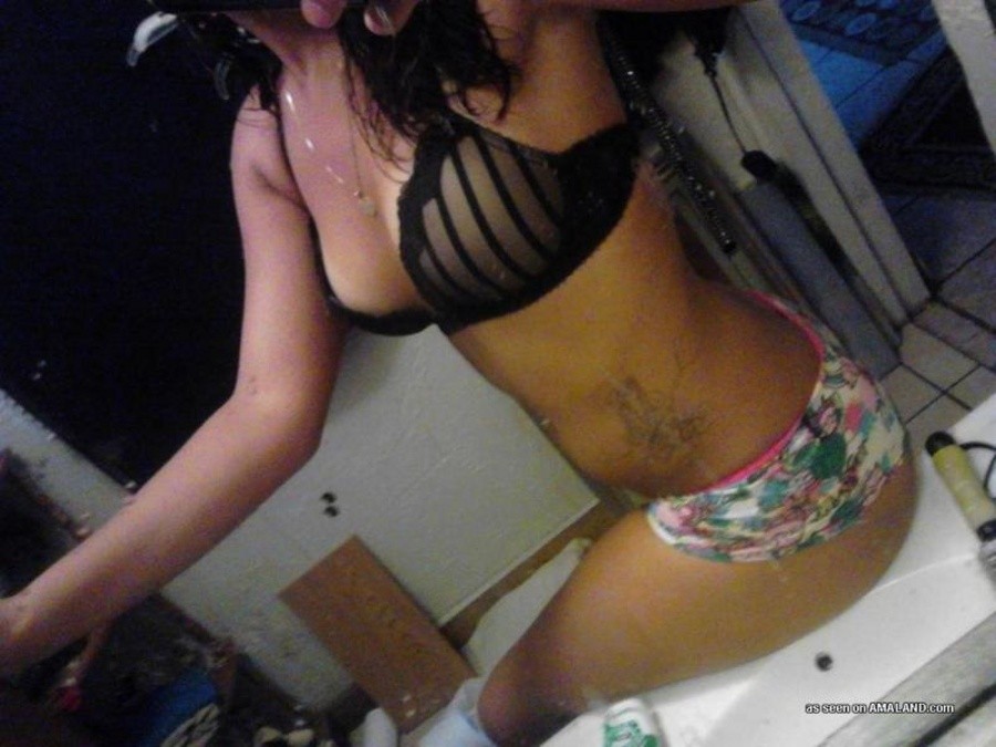 Hottie amateur sexy tatouée se masturbant dans la salle de bain.
 #67229781