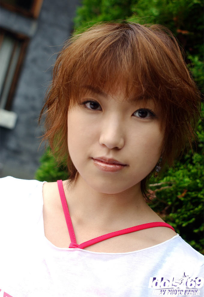 Chica japonesa de pelo corto desnuda
 #69912633