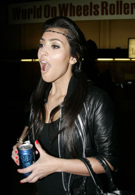 Kim Kardashian che mostra il suo grande culo in abito stretto
 #75396212