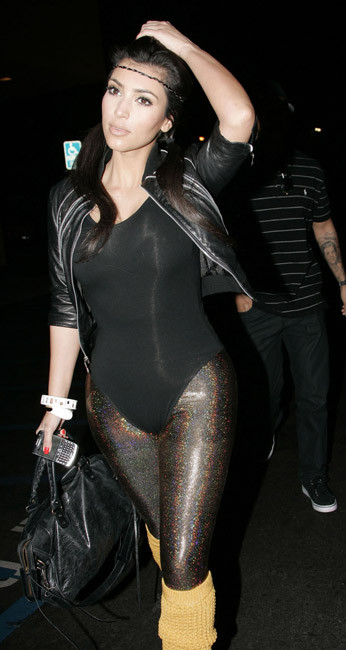 Kim Kardashian che mostra il suo grande culo in abito stretto
 #75396219