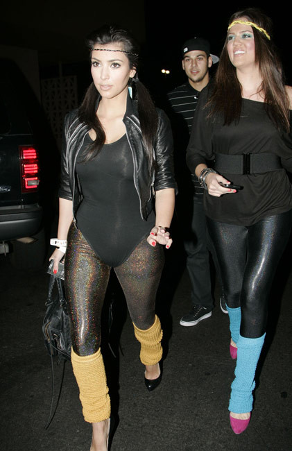 Kim Kardashian che mostra il suo grande culo in abito stretto
 #75396224
