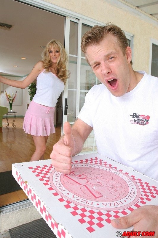 Rubia ama de casa teniendo sexo con un pizzero
 #76035494