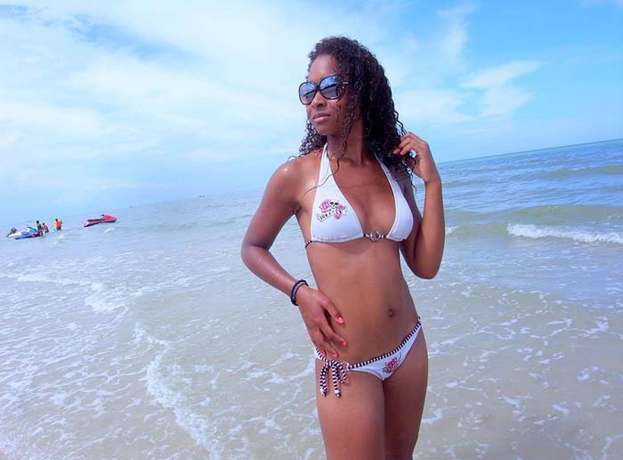 Ebenholz-Babes zeigen ihre Körper in knappen Bikinis
 #73357845